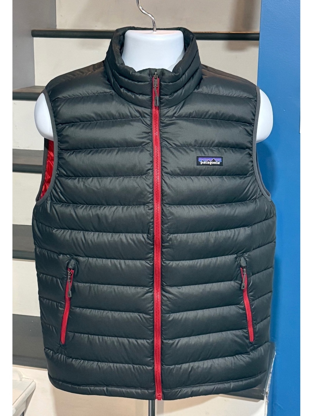 Patagonia Men’s Medium Full Zip Down Sweater Vest Puffer Goose Jacket Forge Gray